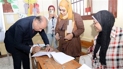 رئيس جامعة المنصورة عقب تصويته بانتخابات مجلس الشيوخ: المشاركة مسئولية مجتمعية (صور)