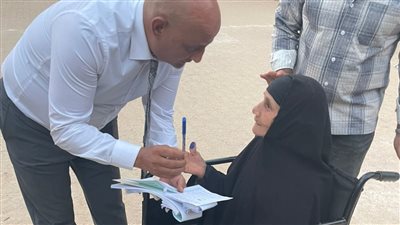  رئيس لجنة الروضة بالفيوم يساعد قعيدة على الإدلاء بصوتها في انتخابات الشيوخ 