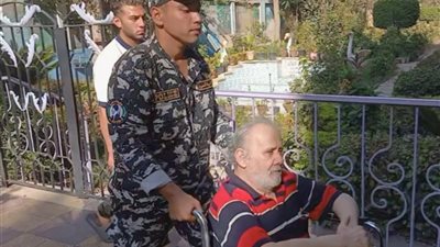 مواقف إنسانية، رجال أمن القاهرة يساعدون المسنين للتصويت بانتخابات مجلس الشيوخ (صور)
