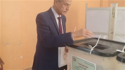رئيس الإحصاء يُدلي بصوته في انتخابات مجلس الشيوخ 2025