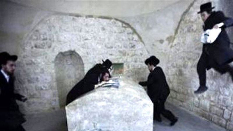 اقتحام مقام النبى