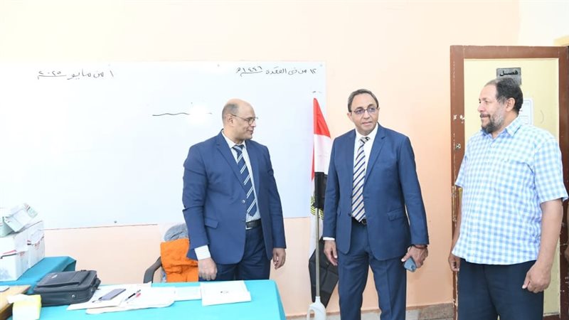 محافظ قنا يتفقد عددًا