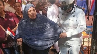 شاهد.. الشرطة النسائية تقدم العون لكبار السن في انتخابات الشيوخ بالشرقية
