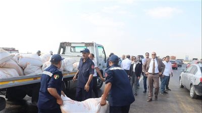 انقلاب سيارة نقل محملة بالأعلاف بطريق بنها شبرا (صور)