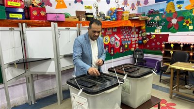 نائب رئيس جامعة المنصورة يدلي بصوته في انتخابات الشيوخ بالدقهلية (صور)