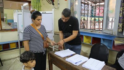انتخابات الشيوخ، مُسن يصطحب عائلته للتصويت في لجنة “مدرسة القومية” بمصر الجديدة (صور)
