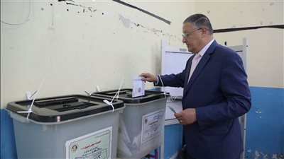 رئيس جامعة بنها السابق يدلي بصوته في انتخابات الشيوخ