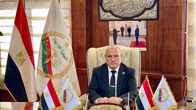 رئيس هيئة النيابة الإدارية يتابع سير انتخابات مجلس الشيوخ من غرفة العمليات