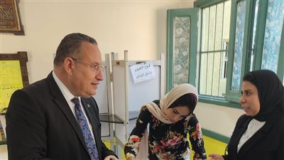 رئيس جامعة الإسكندرية يُدلي بصوته في انتخابات مجلس الشيوخ