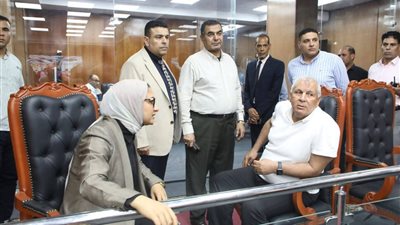 محافظ الوادي الجديد يتابع سير العملية الانتخابية في ثاني أيام التصويت 