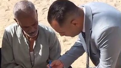 رئيس لجنة يساعد مريضا من كبار السن للإدلاء بصوته فى أسوان (فيديو وصور)