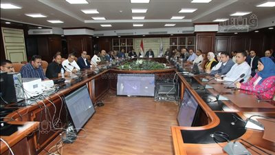 محافظ بني سويف يتابع من غرفة العمليات ختام التصويت في انتخابات الشيوخ