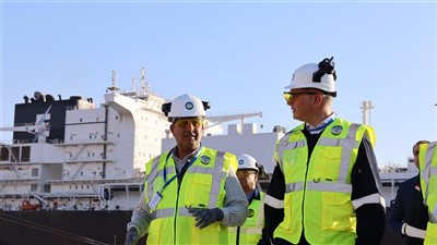 وزير البترول يتفقد بدء تجارب تشغيل سفينة التغييز 