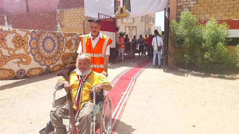 الشرطة تساعد الناخبين