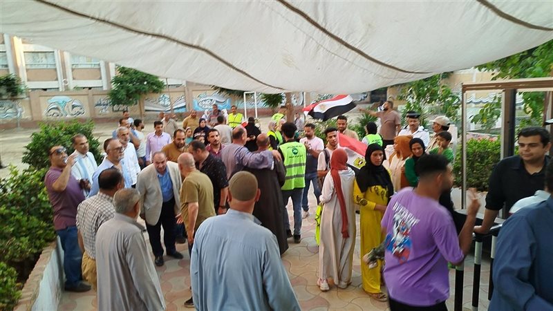 توافد الناخبين على