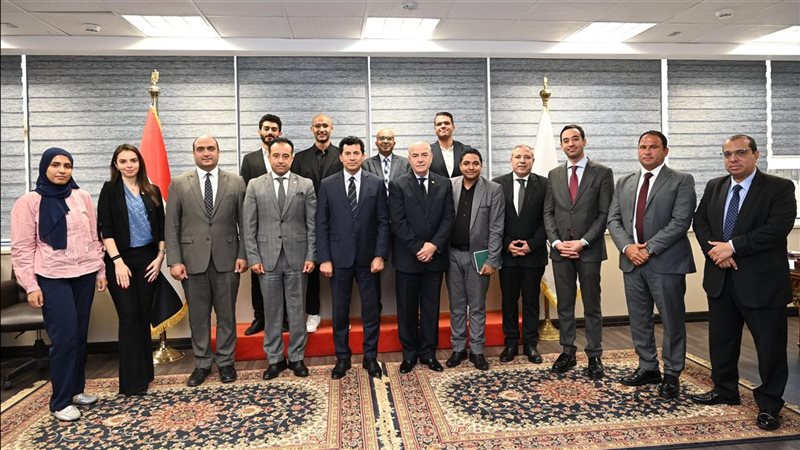 أشرف صبحي يلتقي الممنضمين
