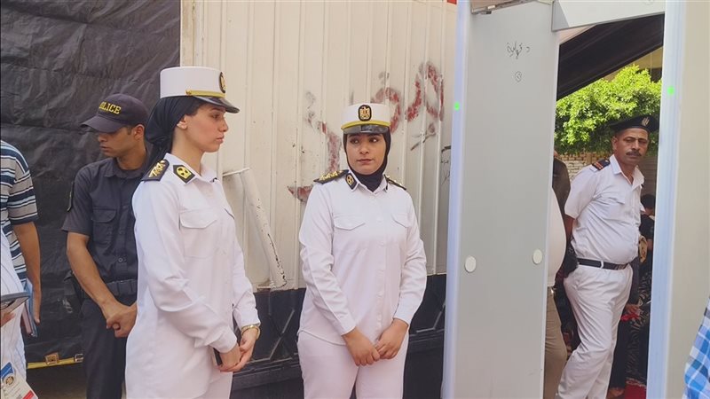 الشرطة النسائية أمام