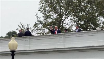 صعود ترامب فوق سطح البيت الأبيض ورقصه يثير الجدل، والمقربون يكشفون السر (فيديو)