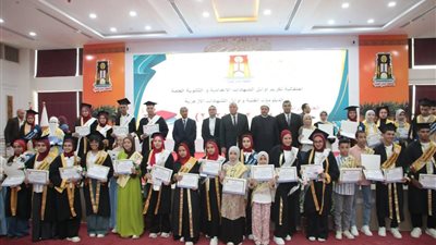 مكافآت مالية ورحلات عمرة، محافظ الوادي الجديد يكرم أوائل الشهادات الدراسية