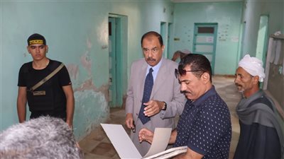 محافظ سوهاج يحيل رئيس قرية الحواويش والسكرتير ومدير الشئون الإدارية للتحقيق 