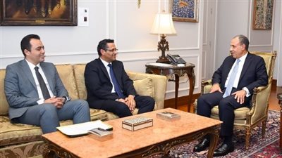 تخصيص جائزة باسم دبلوماسي مصري، أبرز الملفات في لقاء وزير الخارجية بنقيب الصحفيين 