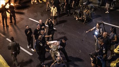 اشتباكات بين الشرطة والمتظاهرين بتل أبيب وعائلات الأسرى تهدد بالعصيان المدني