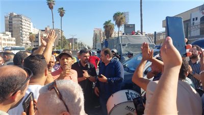 احتفالات أمام مقر اللجنة العامة لانتخابات الشيوخ بإستاد المنصورة بعد إعلان الحصر العددي (فيديو)