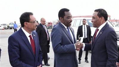 رئيس الوزراء السوداني يتوجه إلى مصر في أول زيارة رسمية إلى خارج البلاد