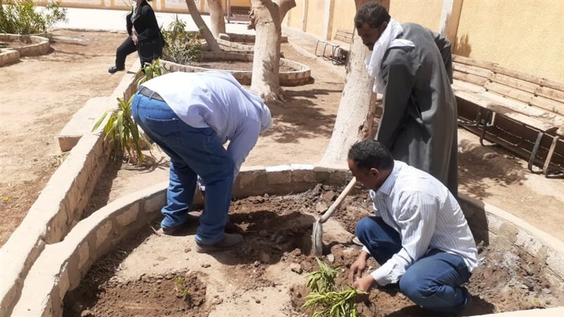 أعمال التشجير بمدارس