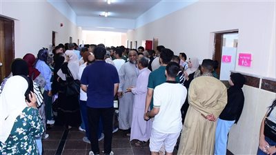 توافد الطلاب على جامعة سوهاج الأهلية في أول أيام التقديم (صور)