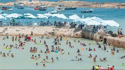 بسبب ارتفاع الأمواج، رفع الرايات الحمراء والصفراء على شواطئ الإسكندرية 