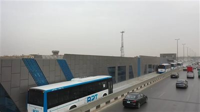 بعد نجاح تجارب تشغيل الأتوبيس الترددي.. ترقب لتشغيل المرحلة الثانية.. إقبال من الطلاب بسبب الاشتراكات المخفضة.. تراجع الزحام على الطريق الدائري