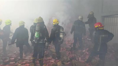 المعاينة تكشف سبب اندلاع حريق داخل مخزن فحم بالجمالية (صور)