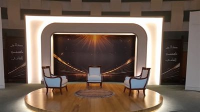 صور من داخل استوديو أحمد زويل استعدادًا لصالون ماسبيرو الثقافي 