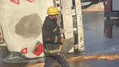 رفع آثار 35 طن مواد بترولية انسكبت إثر انقلاب سيارة نقل على طريق السويس الصحراوي