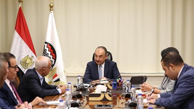 وزير قطاع الأعمال يعقد لقاء مع ممثلي الاتحاد العام لنقابات عمال مصر بالشركات القابضة