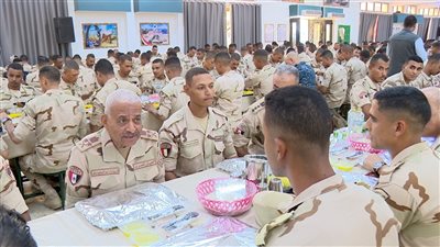 وزير الدفاع يلتقى بعدد من مقاتلى المنطقة الجنوبية العسكرية (فيديو وصور)