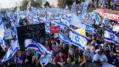 إسرائيليون يحتجون أمام السفارة الأمريكية بتل أبيب لوقف الحرب