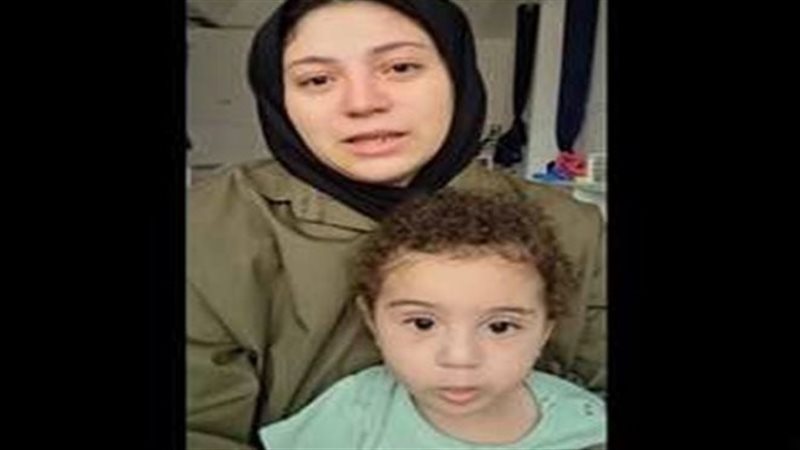 الطفل علي معتز ووالدته،
