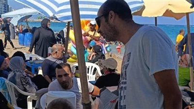 شواطئ الإسكندرية كاملة العدد بالمصطافين اليوم الجمعة