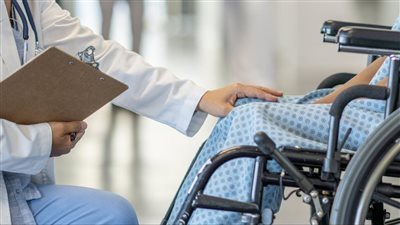 يفاجئ الصغار والشباب، أسباب مرض ms وأعراضه ومخاطره