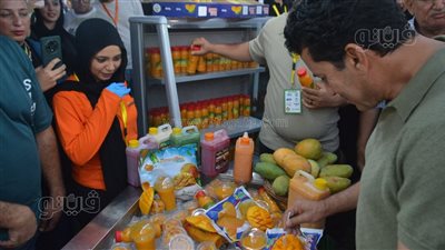 وزير الشباب والرياضة يشيد بالمنتجات خلال الملتقى التصديري لمهرجان المانجو(صور) 