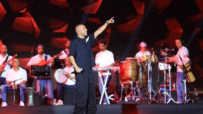 ملك الأحزان، تامر عاشور يتألق بمهرجان العلمين الجديدة ويوجه رسالة إلى أنغام (صور)