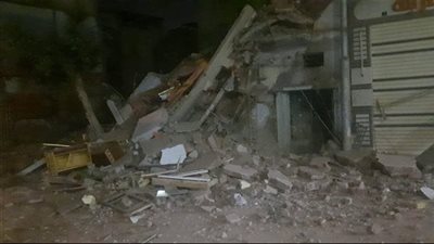 انهيار جزئي لعقار مكون من 3 طوابق على محال تجارية بالسيدة زينب