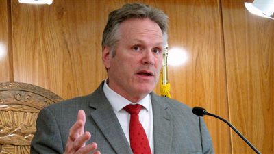 حاكم ألاسكا يعلق على عقد القمة الأمريكية الروسية في ولايته