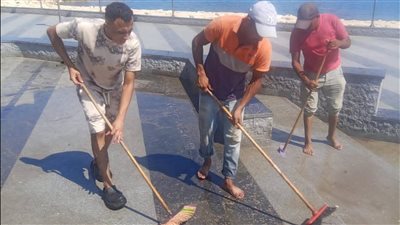 حملات نظافة مكثفة في رأس البر لاستقبال الزائرين أثناء الإجازة الأسبوعية (صور)