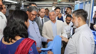 محافظ الإسماعيلية يستقبل سفير الهند ويتفقدان مصانع للملابس الجاهزة (صور) 