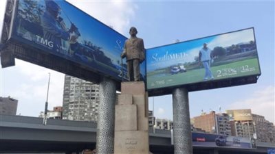 الأستاذ محاصر، ساويرس يعلق على كارثة تحيط بتمثال نجيب محفوظ في الجيزة