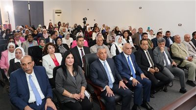 محافظ الإسماعيلية يشهد منتدى الإسماعيلية الاقتصادي الأول للغرف التجارية (صور)