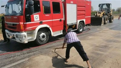 انقلاب شاحنة زيت طعام يعطل حركة المرور بطريق الزنكلون بالشرقية